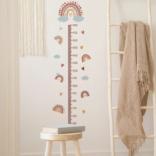 BohoHeight Boho Regnbåge höjdmätare i varm inredning med trästege och terrakottaregnbågar
