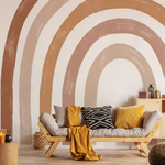 Boho regnbåge väggdekor ovanför träbänk med gula kuddar
