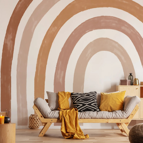 Boho regnbåge väggdekor ovanför träbänk med gula kuddar