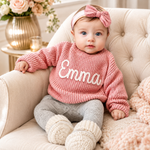 Personlig babytröja med handstickat namn