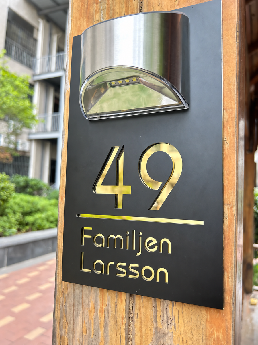 Solcellsdriven LED Adresskylt 22 × 35 cm – Svart med Guld- eller Silverfärgad Text