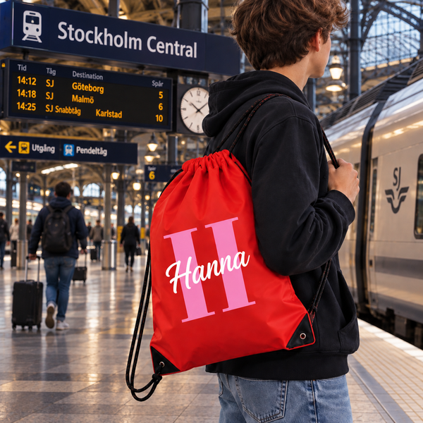 GymSack gympåse i rött med initial och namn, buren som ryggsäck