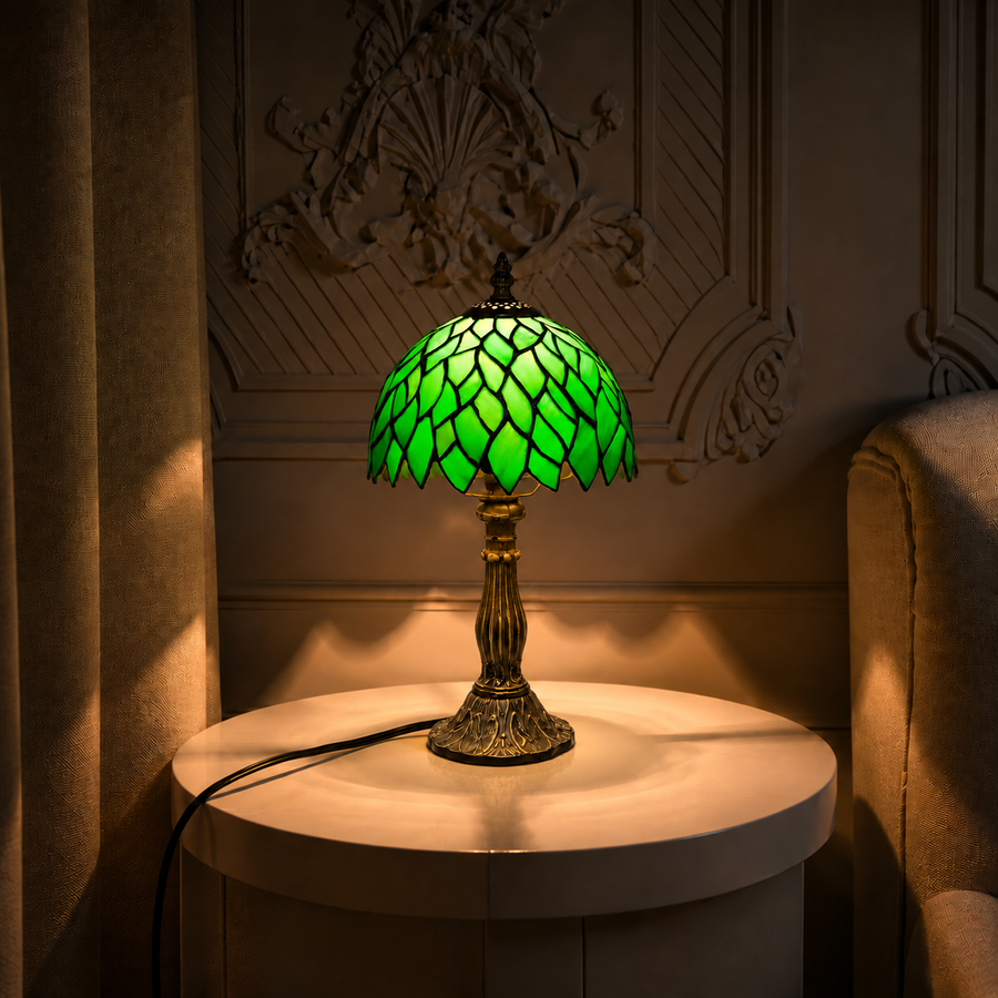 Tiffanylampa Bloomsbury tänd – grön glasmosaik